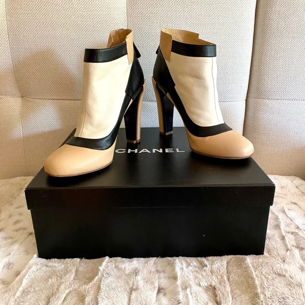 ❌❌SOLD❌❌ CHANEL Ankle Boots - Picture 4 of 8